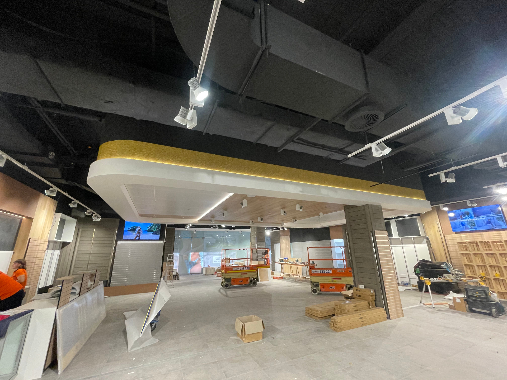 Curved soffit with integrated lighting detail
