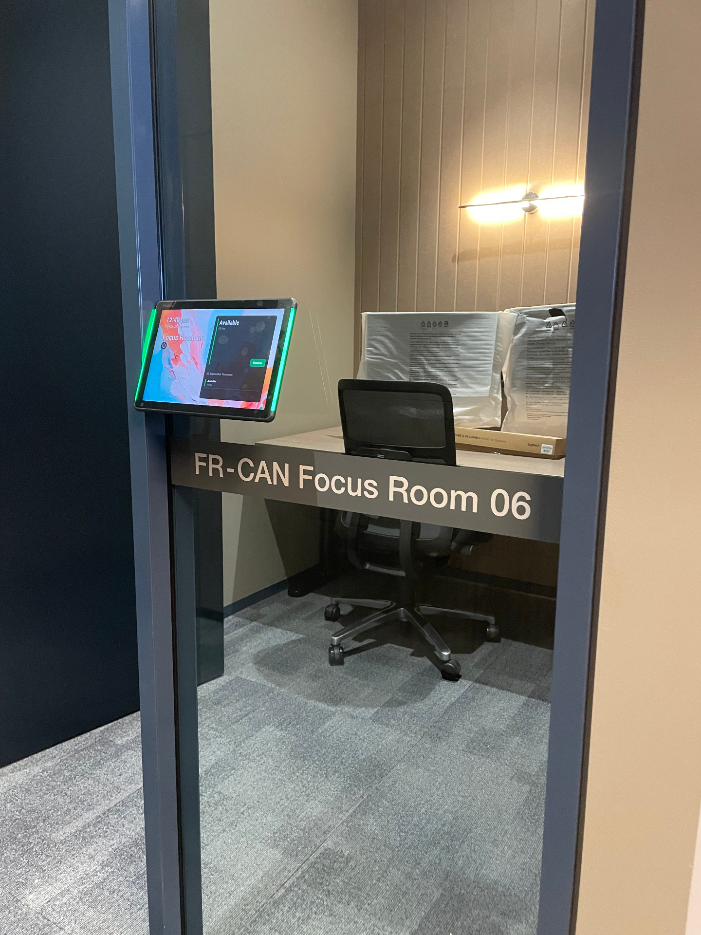 Focus room glazing band with integrated booking screen