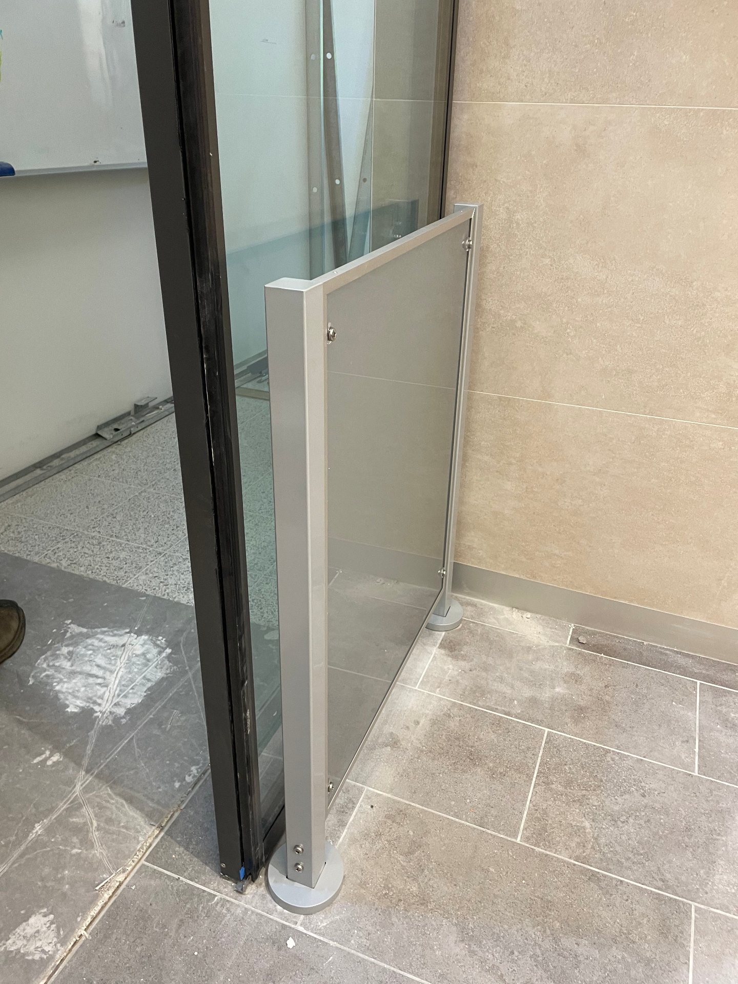 Glass privacy screen install detail